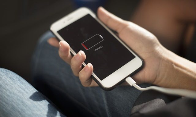 Comment économiser la batterie du téléphone pendant votre voyage